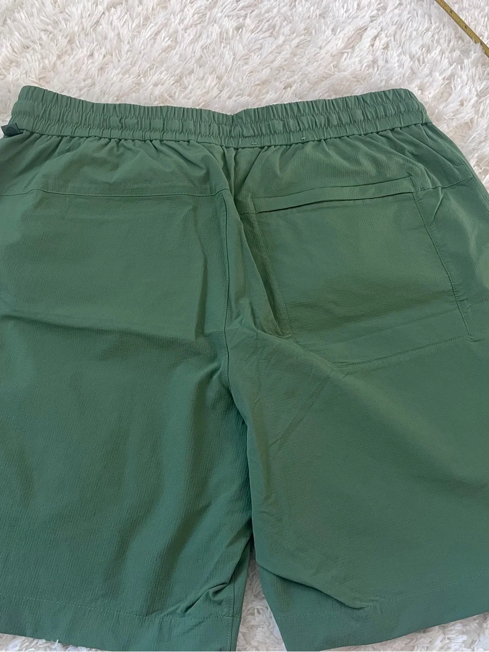 Lululemon Men's Green Performance Drawstring Shorts (Size Large) - Picture 3 of 6